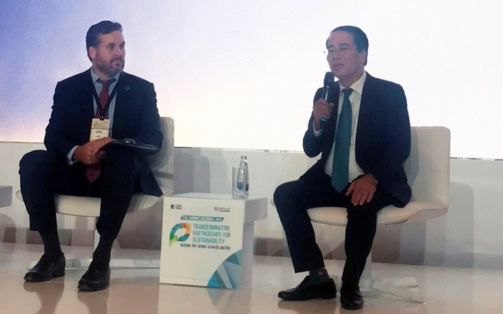 Cục trưởng Cục Biến đổi khí hậu Tăng Thế Cường tham gia thảo luận, chia sẻ về lộ trình thực hiện mục tiêu phát thải ròng bằng “0”, chuyển đổi năng lượng công bằng, và phát triển thị trường các-bon ở Việt Nam.