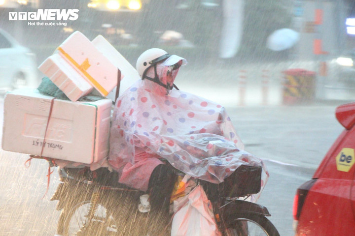 Thời tiết tại TP.HCM hôm nay 24/9, mây thay đổi, ngày nắng, chiều và tối có mưa rào và dông vài nơi.