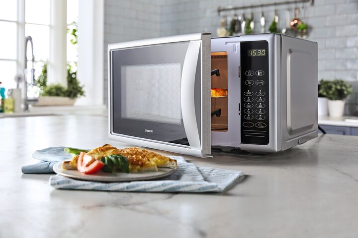 Nếu thức ăn không bị bắn ra bề mặt lò thì bạn không cần phải vệ sinh lò vi sóng quá thường xuyên (Ảnh: Good Housekeeping)