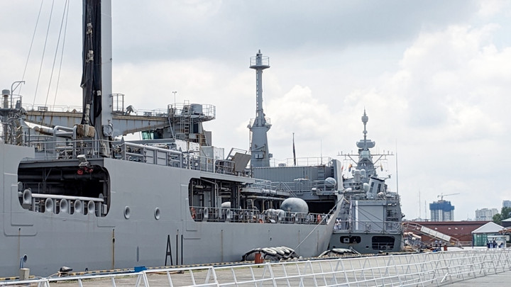 Tàu hộ vệ tên lửa HMNZS Te Mana và tàu tiếp tế HMNZS Aotearoa lần đầu đến Việt Nam. (Ảnh: V.T)