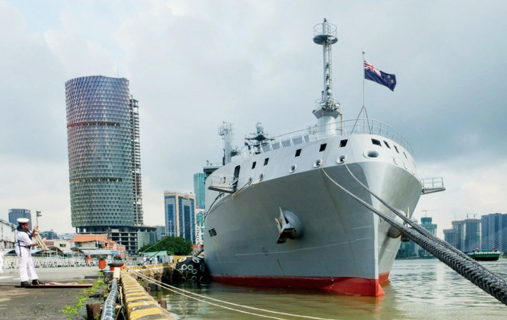 Tàu hải quân New Zealand cập cảng TP.HCM. (Ảnh: V.T)