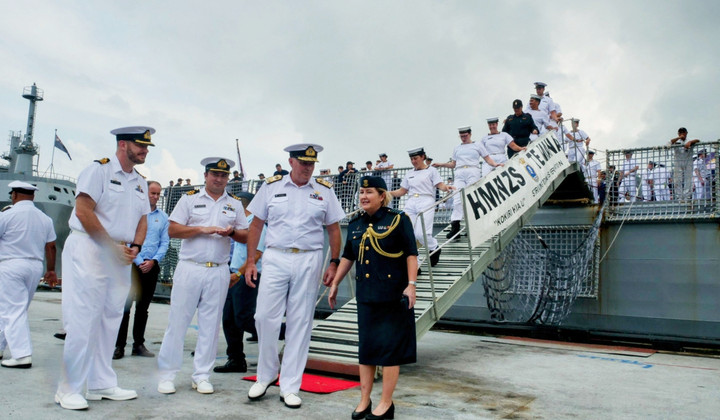 Bộ đôi tàu do Chuẩn Đô đốc James Gilmour, Tư lệnh Liên quân New Zealand dẫn đầu. (Ảnh: V.T)