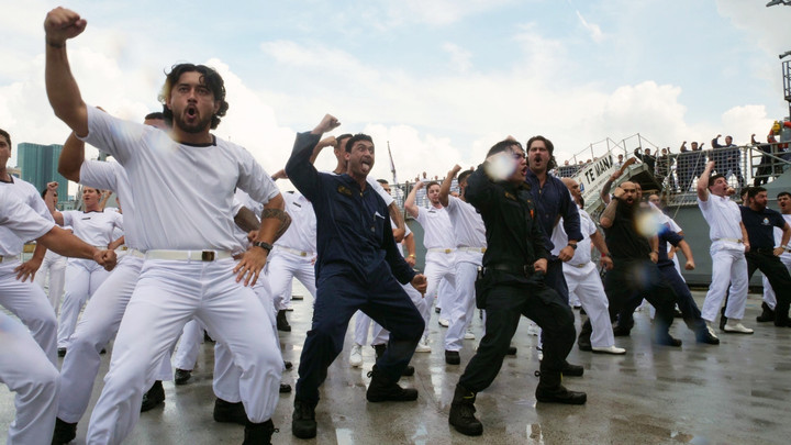 Thủy thủ đoàn nhảy vũ điệu chiến binh vui nhộn. (Ảnh: V.T)