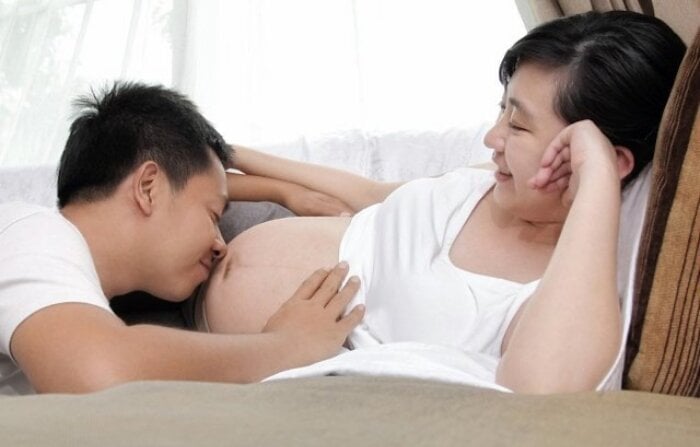 Nhiều cặp đôi vì lo lắng cho thai kỳ nên thống nhất nhịn ‘yêu’ suốt thời gian người phụ nữ mang bầu. (Ảnh minh hoạ)