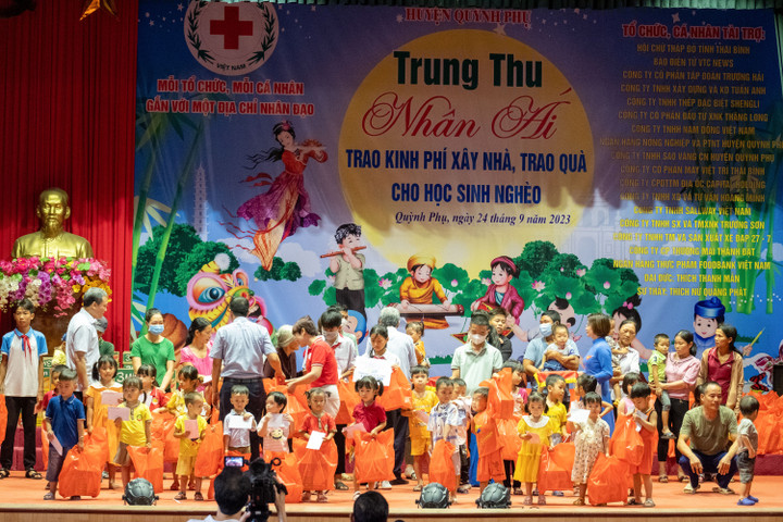 Chương trình trao tặng 350 suất quà cho các học sinh có hoàn cảnh khó khăn trên địa bàn huyện Quỳnh Phụ.