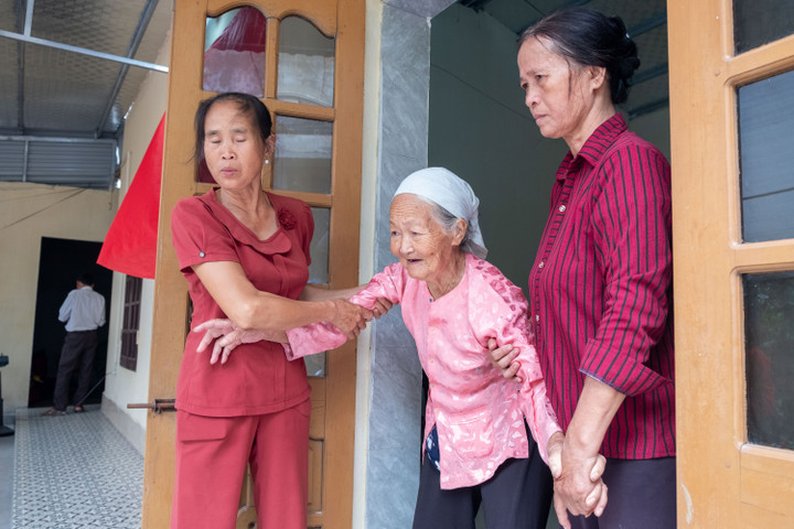 Cụ Nguyễn Thị Tới trong ngày khánh thành nhà tình nghĩa.