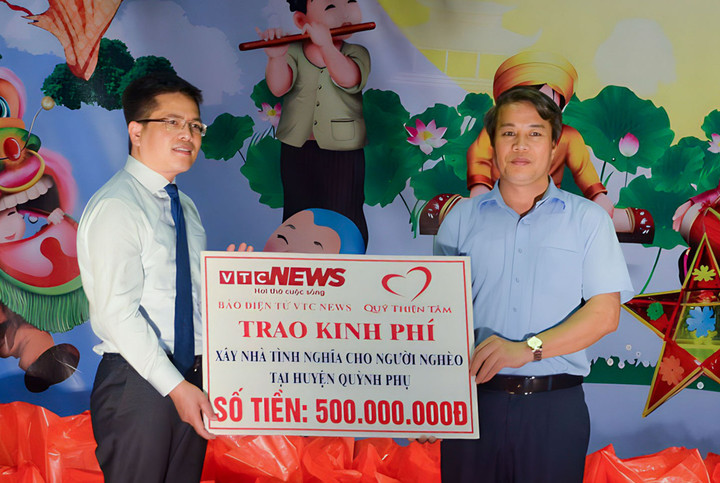 Ông Ngô Văn Hải, Tổng biên tập Báo Điện tử VTC News (trái) trao kinh phí hỗ trợ xây nhà tình nghĩa cho 10 hộ nghèo trên địa bàn huyện Quỳnh Phụ.