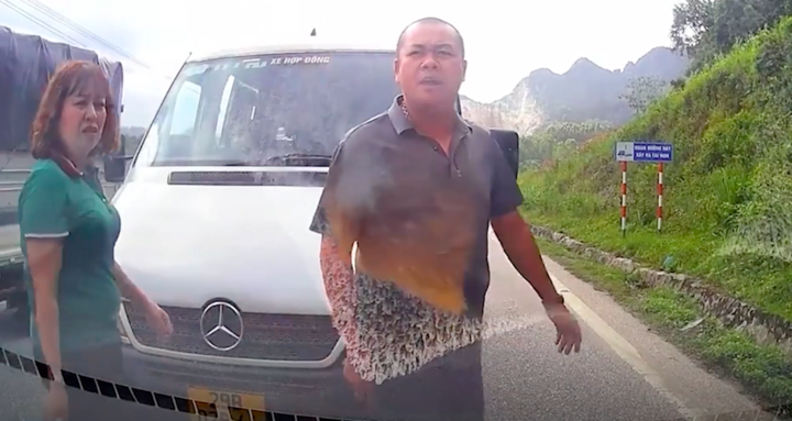 Tài xế lấn hết làn đường, còn hung hăng giở thói côn đồ (Ảnh cắt từ clip).