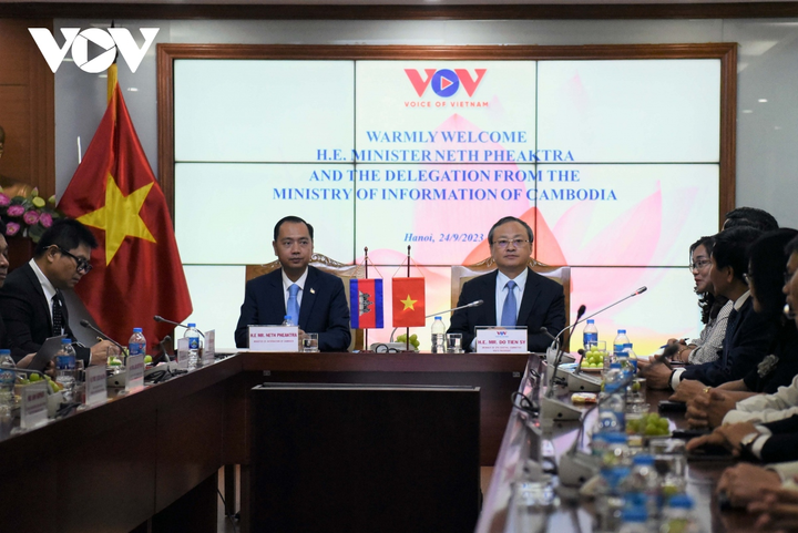 Bộ Trưởng Bộ Thông tin Vương quốc Campuchia Neth Pheaktra đến thăm và làm việc về kế hoạch hợp tác giữa VOV và Bộ Thông tin Campuchia.