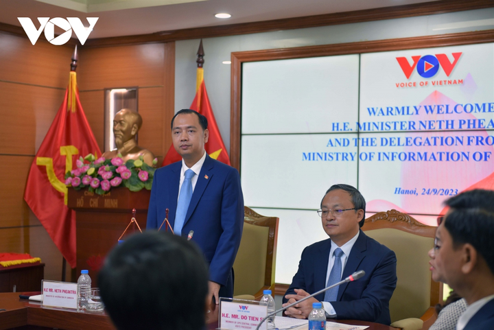 Bộ trưởng Bộ Thông tin Vương quốc Campuchia Neth Pheaktra mong muốn thời gian tới VOV hỗ trợ Campuchia chuyển đổi từ phát thanh truyền thống sang số hóa các chương trình.