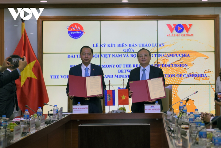 Tổng Giám đốc Đỗ Tiến Sỹ và Bộ Trưởng Bộ thông tin Vương quốc Campuchia Neth Pheaktra ký biên bản ghi nhớ làm việc.
