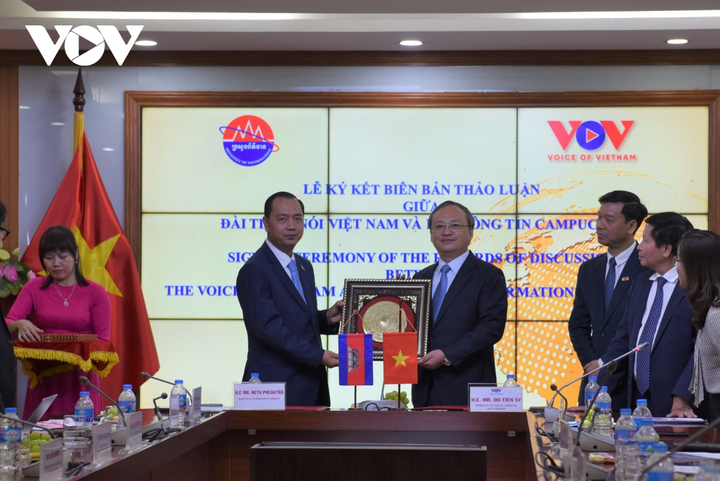 Tổng Giám đốc Đỗ Tiến Sỹ trao quà kỷ niệm cho Bộ Trưởng Bộ thông tin Vương quốc Campuchia Neth Pheaktra.