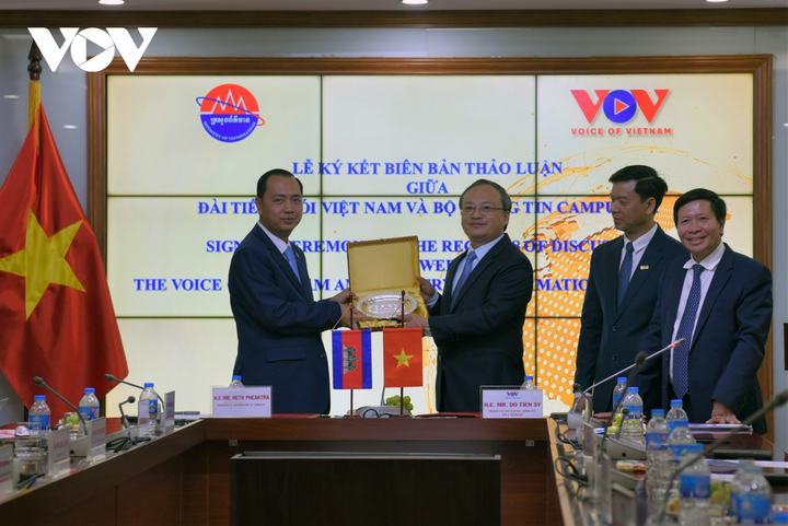 Tiếp Bộ Trưởng Bộ Thông tin Vương quốc Campuchia chiều 24/9, về phía VOV có Tổng Giám đốc Đỗ Tiến Sỹ, Phó Tổng Giám đốc Ngô Minh Hiển, Phó Tổng Giám đốc Vũ Hải Quang.