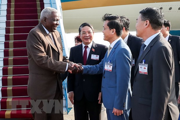 Phó Chủ tịch Quốc hội Nguyễn Đức Hải, Thứ trưởng Bộ Ngoại giao Hà Kim Ngọc cùng nhiều lãnh đạo hai nước đón Chủ tịch Quốc hội Esteban Lazo Hernandez tại Sân bay Quốc tế Nội Bài. (Ảnh: TTXVN phát)