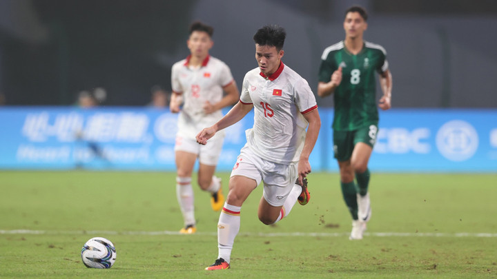 Tiền đạo: Nguyễn Thanh Nhàn là một trong những cầu thủ trẻ được HLV Troussier ưu ái ở đội tuyển Việt Nam. Anh chia tay đội tuyển cùng ngày với Đặng Văn Lâm, Nguyễn Đức Chiến vì chấn thương gặp phải ở CLB.