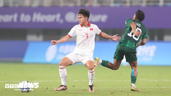 Olympic VN bại thiệt trong mỗi trộn một đấu một với phe đối lập. (Ảnh: Hoàng Anh)