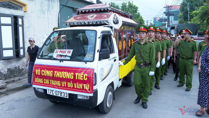 Các đồng đội tiễn đưa anh Tú trên đoạn đường cuối.