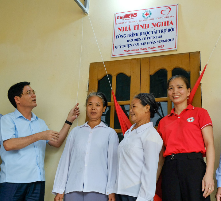 Lễ bàn giao nhà tình nghĩa cho mẹ con cụ Tới.