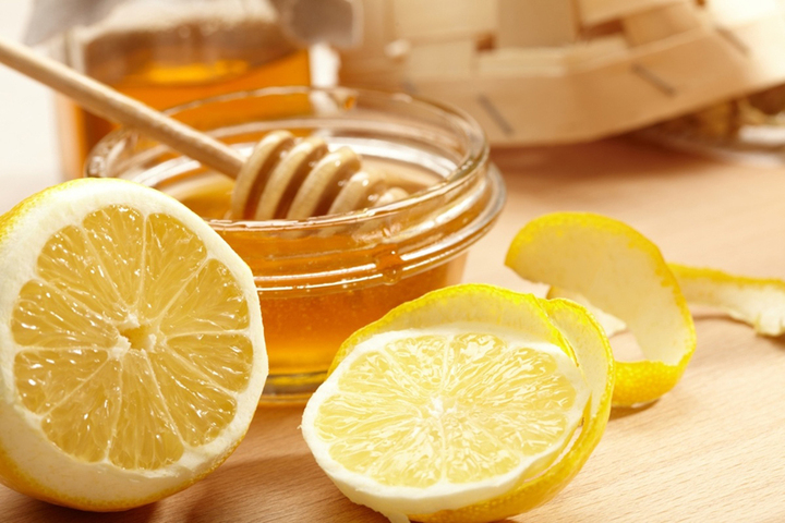 Mật ong và chanh khi có tính kháng khuẩn cao, đồng thời làm yếu dần các nang lông sau những lần triệt.