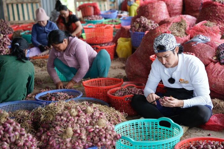 Huy Khánh đi làm việc ở xưởng hành tím.