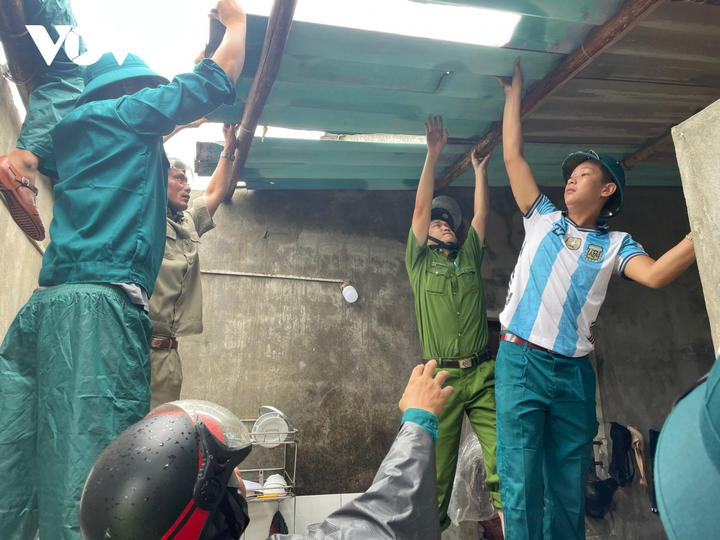 Áp thấp nhiệt đới gây mưa to, dông lốc, làm 1 người thiệt mạng ở miền Trung - 6