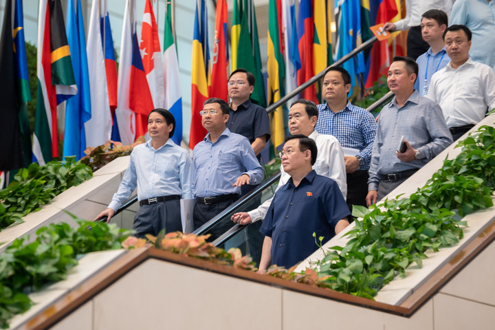 Chủ tịch Quốc hội Vương Đình Huệ, Phó Chủ tịch Thường trực Quốc hội Trần Thanh Mẫn kiểm tra công tác chuẩn bị tổ chức Hội nghị Nghị sĩ trẻ toàn cầu lần thứ 9. (Ảnh: quochoi.vn).