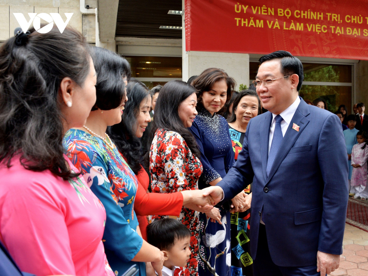 Chủ tịch Quốc hội: 'Còn tiếng nói, còn chữ viết, thì còn cội nguồn dân tộc' - 5
