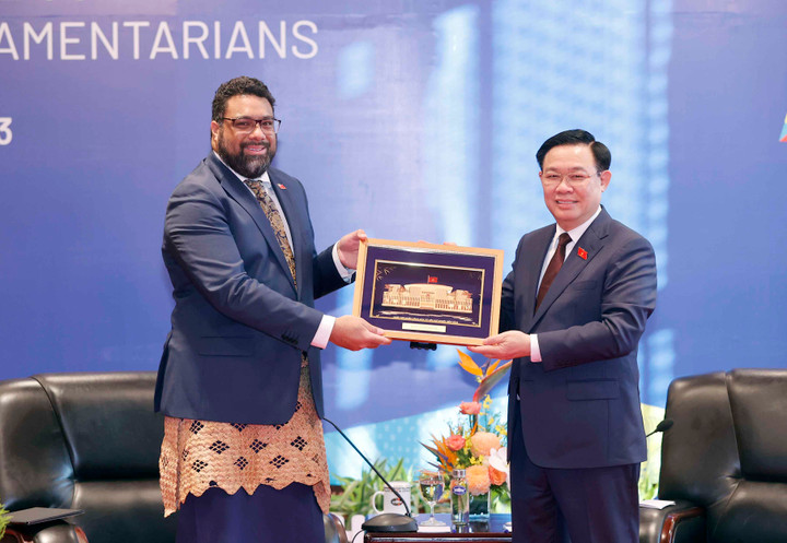 Chủ tịch Quốc hội Vương Đình Huệ tặng quà Chủ tich Quốc hội Tonga Lord Fakafanua (Ảnh: quochoi.vn).