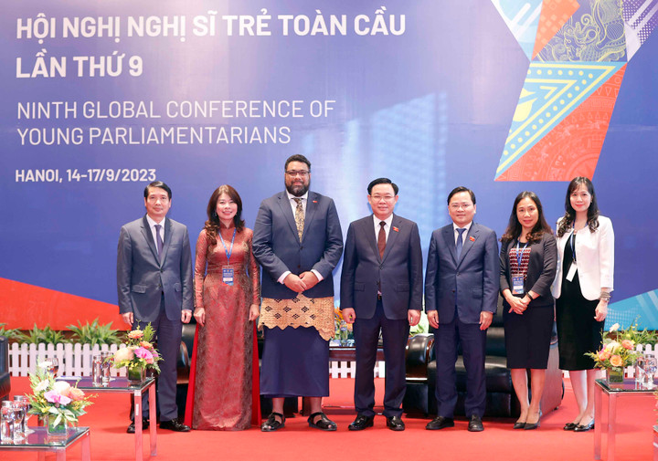 Chủ tịch Quốc hội Vương Đình Huệ và Chủ tịch Quốc hội Tonga chụp hình lưu niệm với các đại biểu. (Ảnh: quochoi.vn).