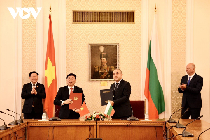 Hai Chủ tịch chứng kiến lãnh đạo tỉnh Vĩnh Phúc và lãnh đạo tỉnh Pernik ký thỏa thuận hợp tác.