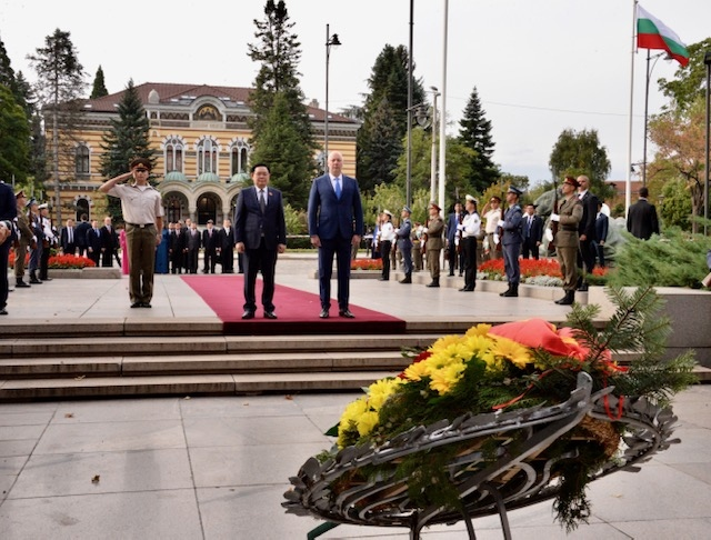 Chủ tịch Quốc hội Vương Đình Huệ viếng Nghĩa trang liệt sỹ vô danh của Bulgaria.