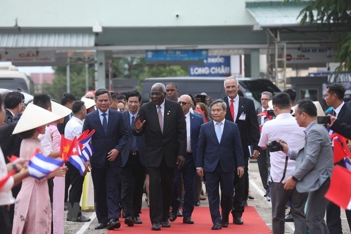 Ủy viên Bộ Chính trị, Chủ tịch Quốc hội Chính quyền Nhân dân Cuba Esteban Lazo Hernandez đến thăm và làm việc tại Bệnh viện Việt Nam-Cuba (Quảng Bình). (Ảnh: Minh Quyết/TTXVN)