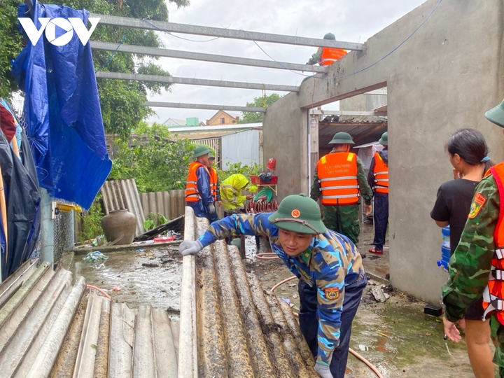 Các địa phương tỉnh Thừa Thiên Huế huy động lực lượng lợp lại nhà dân bị tốc mái.