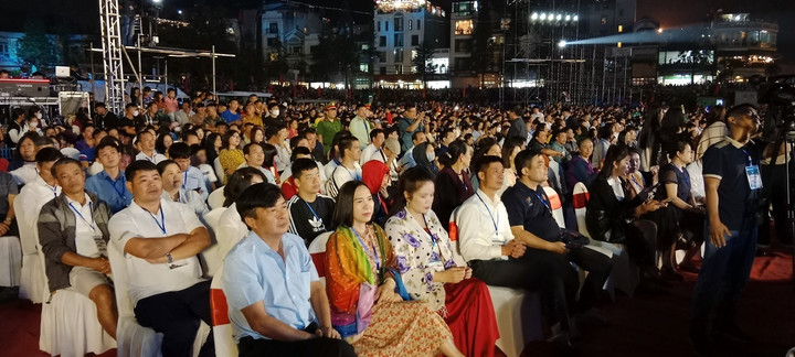 Hàng nghìn người là khách du lịch trong nước và quốc tế đến tham dự Lễ kỷ niệm 120 năm du lịch Sa Pa.