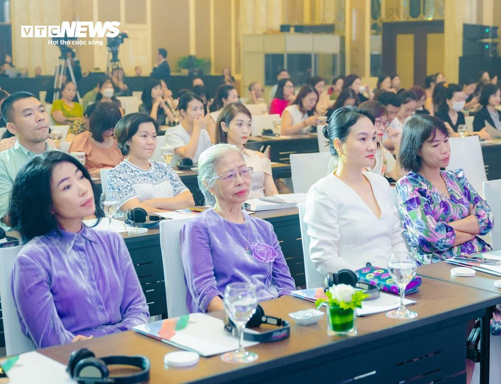 Buổi ra mắt sản phẩm Värna Colostrum nhận được sự quan tâm của nhiều chuyên gia dinh dưỡng. (Ảnh: Minh Anh)