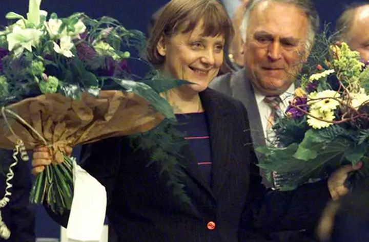 Bà Merkel được bầu làm chủ tịch mới của Liên minh Dân chủ Kitô giáo Đức, trở thành người phụ nữ đầu tiên lãnh đạo một đảng chính trị lớn của Đức.