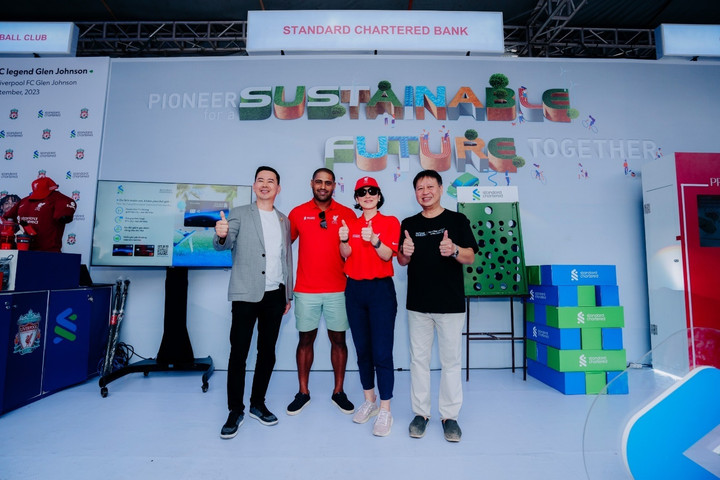 Lãnh đạo của 3 tập đoàn và Glen Johnson - cựu cầu thủ bóng đá đội Liverpool.