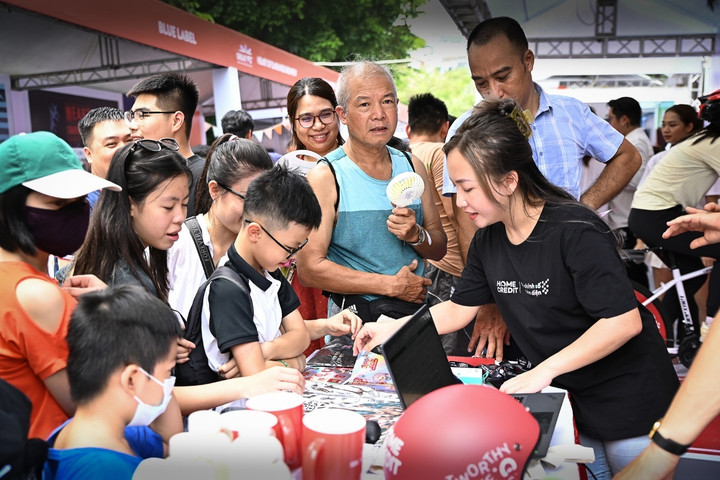 Gian hàng trưng bày các sản phẩm thương mại của Home Credit tại sự kiện tại Hà Nội.