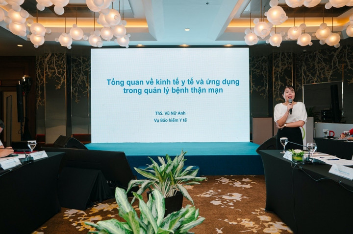 Ths. Vũ Nữ Anh, Vụ Bảo hiểm Y tế, tham dự và phát biểu tại hội thảo.