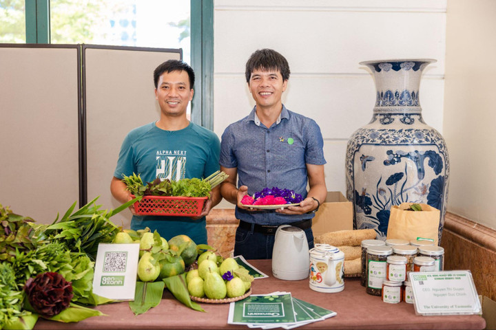 Anh Nguyễn Đức Chinh, cựu sinh Đại học Tasmania, giới thiệu các sản phẩm rau đến từ Hợp tác xã nông nghiệp hữu cơ GenXanh do anh đồng sáng lập.