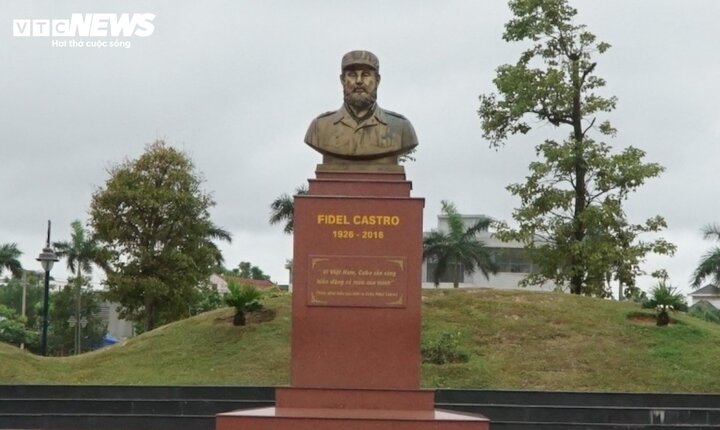 Quảng Trị dựng tượng đài lãnh tụ Fidel Castro cùng trích dẫn câu nói đã đi vào lịch sử: “Vì Việt Nam, Cuba sẵn sàng hiến dâng cả máu của mình”. (Ảnh: Đ.T)