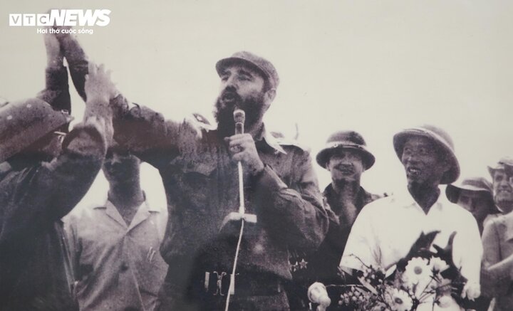 Lãnh tụ Fidel Castro trong lần đến thăm vùng Giải phóng miền Nam Việt Nam. (Ảnh tư liệu)