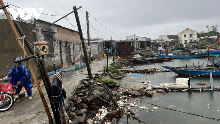 Lốc xoáy làm hơn 80 nhà dân ở Thừa Thiên Huế tốc mái, hư hỏng