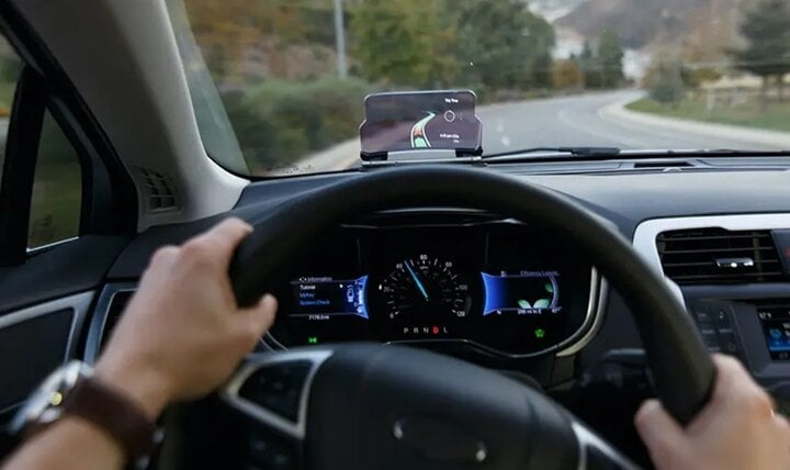 Màn hình HUD ô tô là một loại thiết bị giúp hiển thị các thông tin trên kính lái. (Ảnh: Danchoioto)
