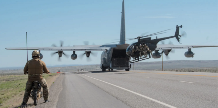 Các phi công chiến thuật đặc biệt của Lực lượng Vệ binh Quốc gia Mỹ trên trực thăng MH-6M, dỡ hàng từ MC-130J trong cuộc tập trận trên đường cao tốc Wyoming vào tháng 5. (Ảnh: Business Insider)