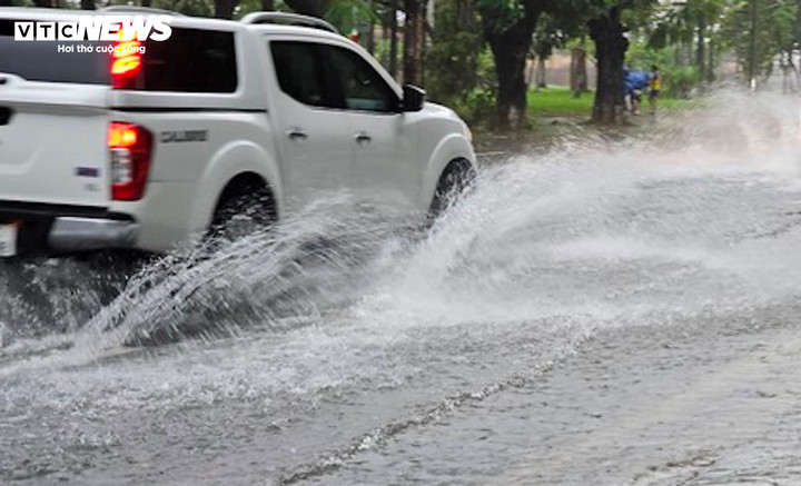 Mưa lớn khiến nhiều tuyến đường ở Thừa Thiên - Huế bị ngập cục bộ. (Ảnh: HD)