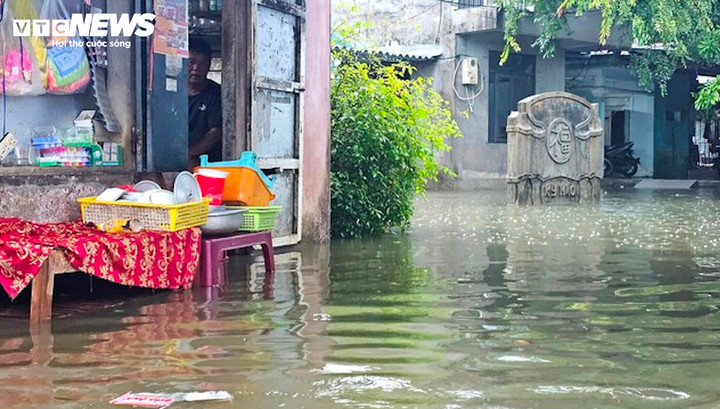 Nước tràn vào sân nhà dân.(Ảnh: HD)