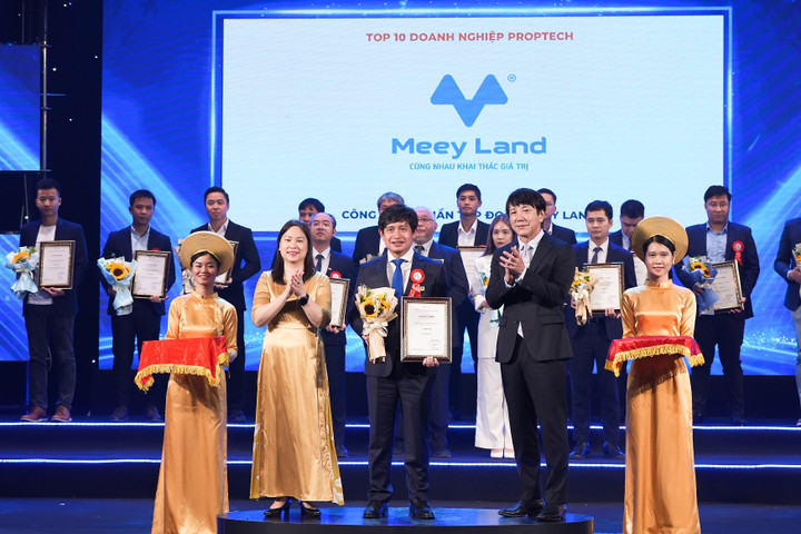 Ông Hoàng Mai Chung - Chủ tịch Hội đồng quản trị Meey Land nhận vinh danh tại buổi lễ.