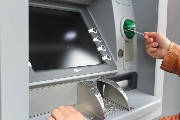 Cần phải tìm đến địa điểm cây ATM cùng ngân hàng hoặc cây ATM của các ngân hàng liên kết với ngân hàng của bạn để tiến hành giao dịch chuyển tiền. (Ảnh minh họa): Vietcombank
