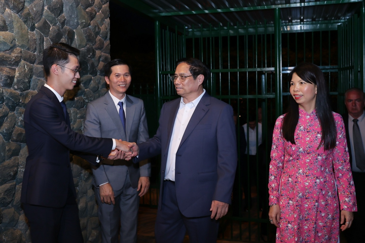 Thủ tướng Phạm Minh Chính thăm hỏi cán bộ, nhân viên Đại sứ quán Việt Nam tại Brazil.